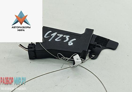 замок лючка топливного бака Kia Sorento 3 поколение 2016, 2.2 л., дизель, АКПП, серый, внедорожник 5 дв. - фото №1