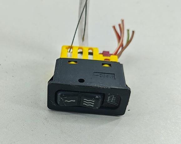 кнопка обогрева сидений BMW 3 E36 1999, 1.9 л., бензин, МКПП, чёрный, хетчбэк 3 дв., 1387917