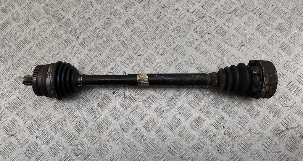 полуось передняя правая (приводной вал, ШРУС) Volkswagen Passat B5+ (GP) 2002, 1.6 л., бензин, МКПП, серый, седан