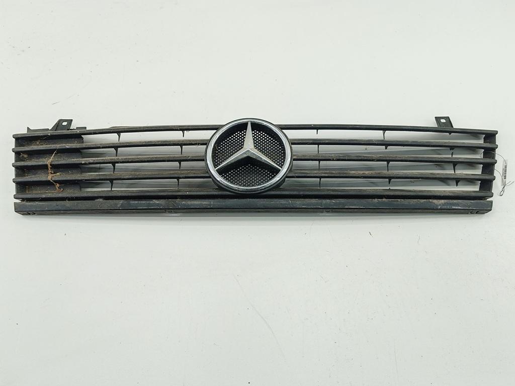 решетка радиатора Mercedes-Benz Vito 1999, белый, микроавтобус, 6388880415 - фото №1