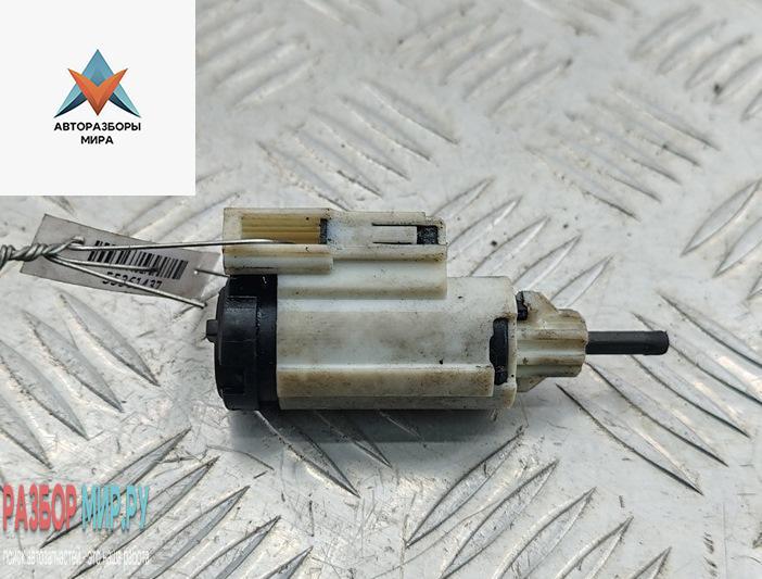 Датчик (включатель) стоп-сигнала Audi A4 B7 2005, 2.5 л., дизель, МКПП, синий, универсал, 8E0927189B - фото №1