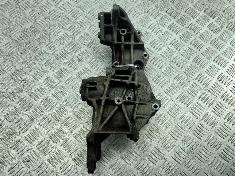 кронштейн генератора Audi A4 B5 1996, 1.8 л., бензин, МКПП, синий, седан, 058145523E - фото №1