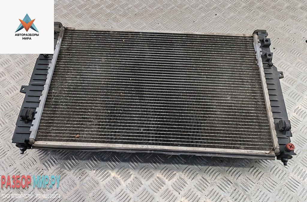 радиатор охлаждения Audi A6 4B/C5 2000, 2.4 л., бензин, МКПП, серый, универсал - фото №1