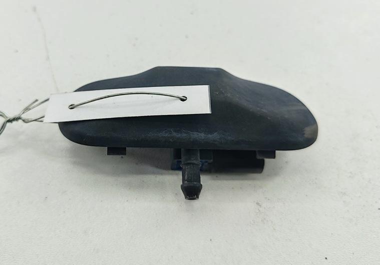 форсунка омывателя лобового стекла Volkswagen Passat B6 2006, 2.0 л., бензин, МКПП, серый, седан, 5M0955986 - фото №1