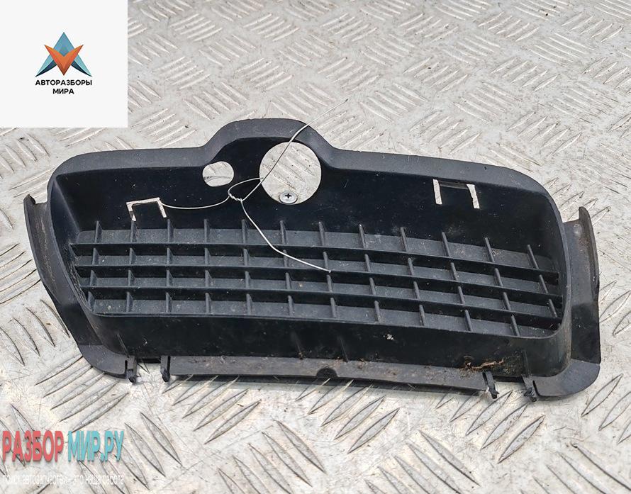 заглушка (решетка) в бампер Volkswagen Golf 3 поколение 1998, 1.9 л., дизель, МКПП, белый, универсал, 1H6853665 - фото №1