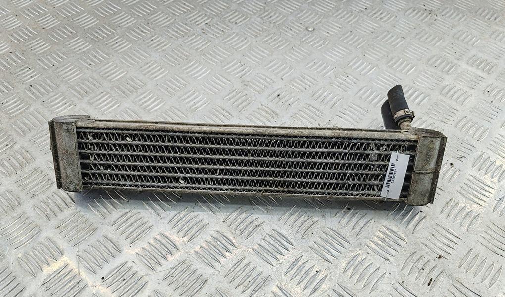 радиатор масляный Volvo S40 1 поколение 1998, 1.9 л., бензин, АКПП, чёрный, универсал - фото №1