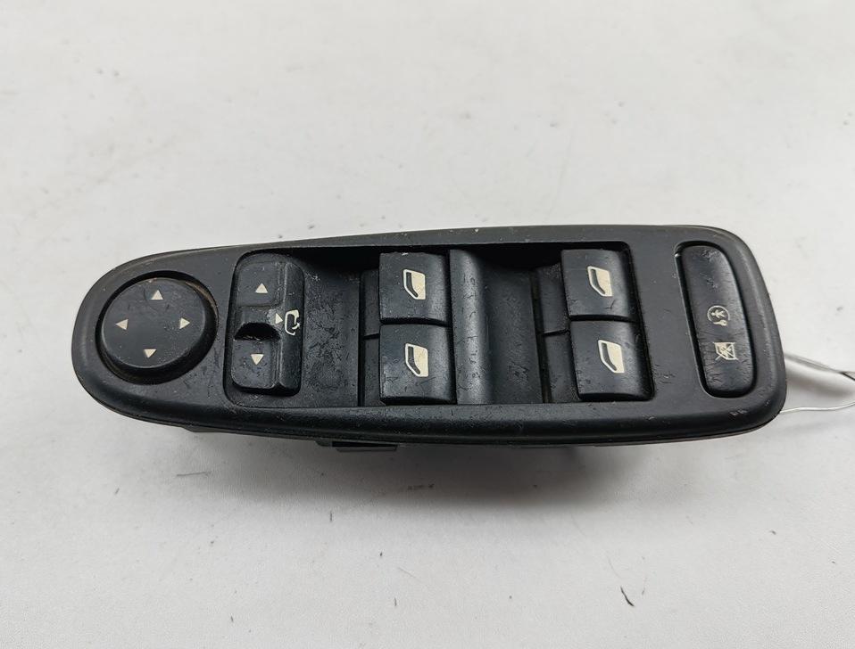 блок управления стеклоподъемниками Citroen C4 Picasso 1 поколение 2007, 2.0 л., дизель, робот, синий, минивэн, 96639383ZD - фото №1