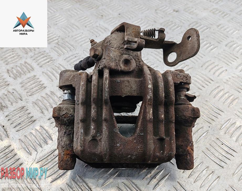 суппорт задний левый Opel Astra G 2000, 1.8 л., бензин, АКПП, красный, универсал - фото №1