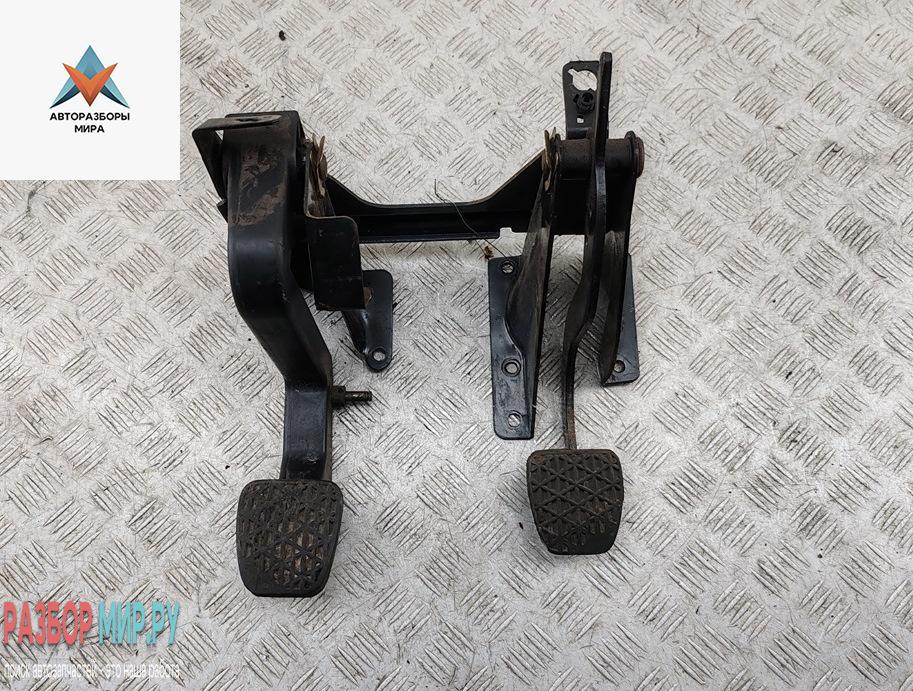 педаль сцепления Mercedes-Benz Vito-1 W638 1999, 2.2 л., дизель, МКПП, белый, микроавтобус - фото №1