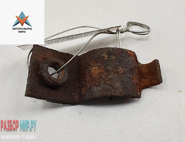 крепление стабилизатора / втулки стабилизатора Volkswagen Golf 3 поколение 1998, 1.9 л., дизель, МКПП, белый, универсал - фото №1