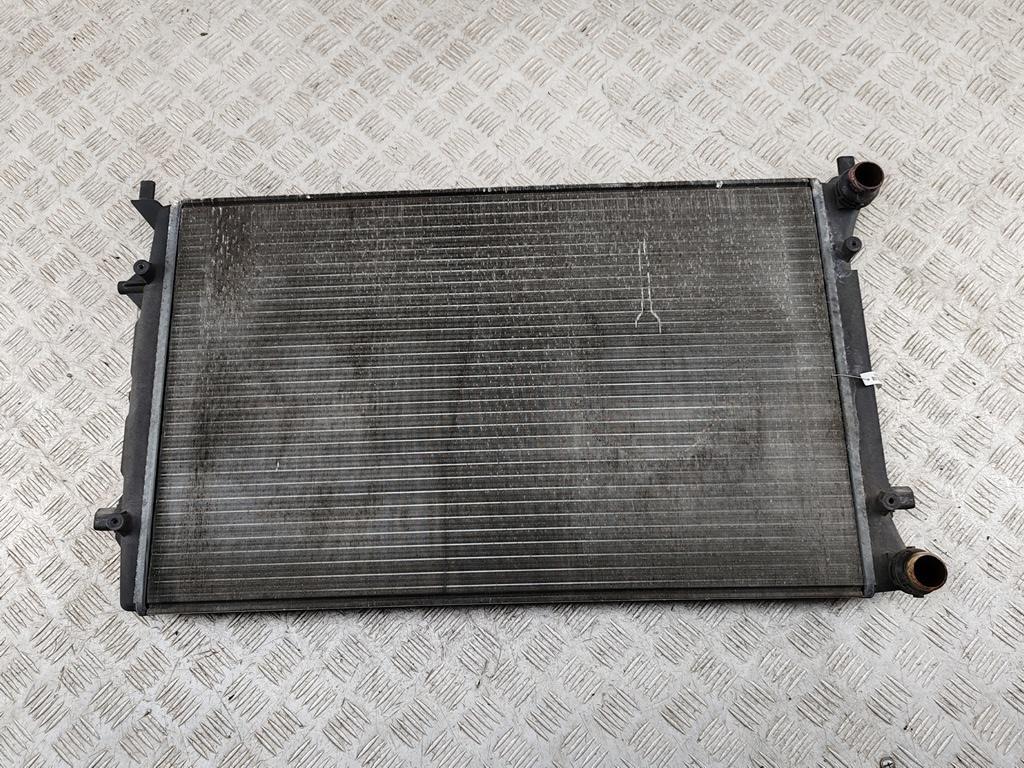 радиатор охлаждения Volkswagen Passat B6 2006, 2.0 л., бензин, МКПП, серый, седан