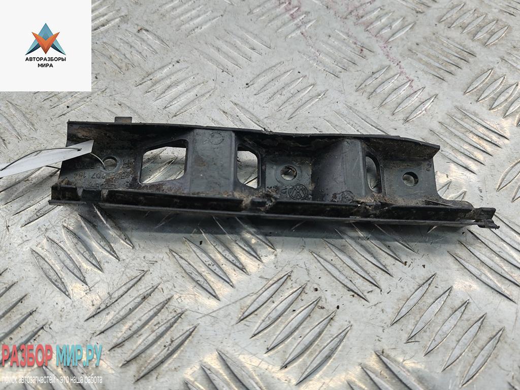 кронштейн переднего бампера Volkswagen Passat B6 2007, 2.0 л., дизель, МКПП, чёрный, универсал, 3C0807184 - фото №1