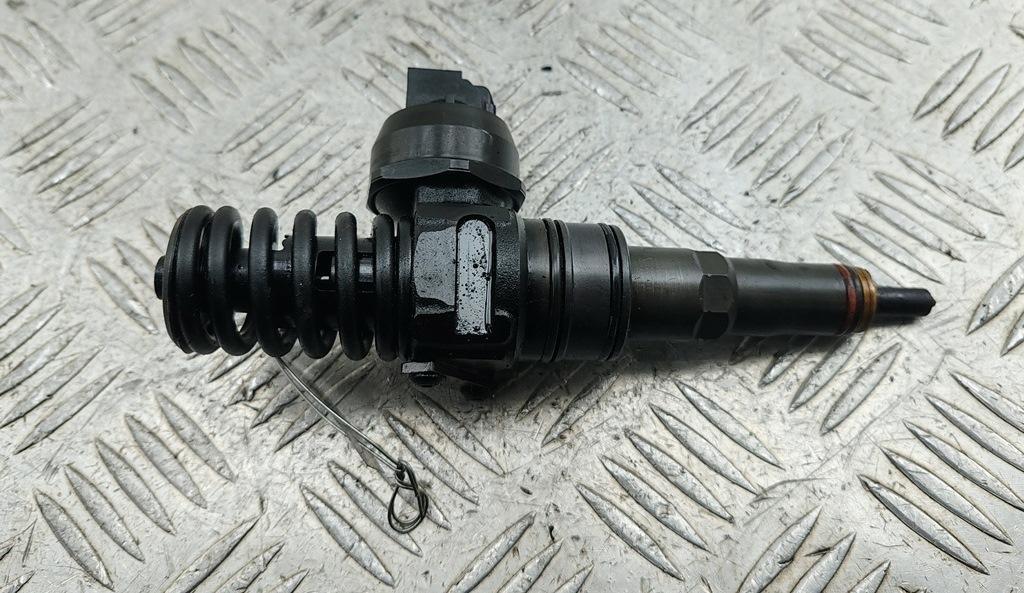 форсунка Volkswagen Passat B6 2007, 2.0 л., дизель, МКПП, серый, универсал, 038130073BQ, 0414720312