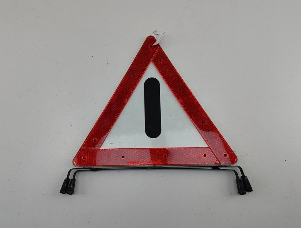 знак аварийной остановки Mercedes-Benz 190 W201 1989, 2.0 л., бензин, МКПП, красный, седан, K23616