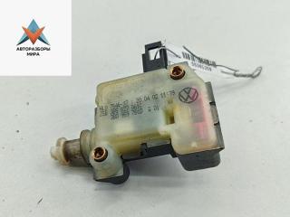 активатор замка багажника Volkswagen Passat B5 [рестайлинг] 2002, 1.6 л., бензин, МКПП, серый, седан, 3B5827061C