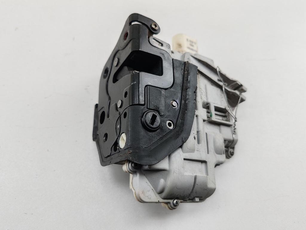 замок двери задней правой Volkswagen Passat B6 2006, 2.0 л., бензин, МКПП, серый, седан, 3C4839016A - фото №1
