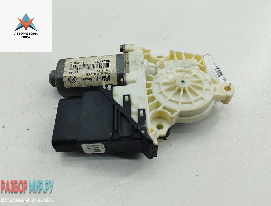 моторчик стеклоподъемника задний левый Volkswagen Golf 4 поколение 2000, 1.9 л., МКПП, хетчбэк 5 дв. - фото №1