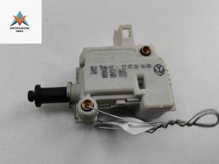 активатор замка багажника Volkswagen Passat B5 [рестайлинг] 2001, 1.9 л., дизель, МКПП, синий, универсал, 3B5827061C