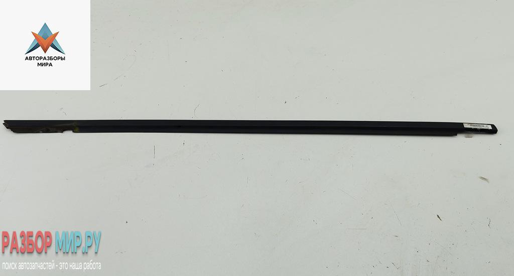 Молдинг стекла двери наружный Volkswagen Passat B5 1998, 1.8 л., бензин, МКПП, серый, седан - фото №1