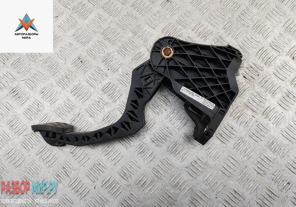 педаль сцепления Volkswagen Tiguan 1 поколение 2008, 1.4 л., бензин, МКПП, белый, внедорожник 5 дв., 3C1721059BB - фото №1