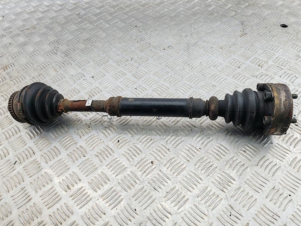 полуось передняя правая (приводной вал, ШРУС) Volkswagen Passat B5 1998, 1.8 л., бензин, МКПП, красный, универсал