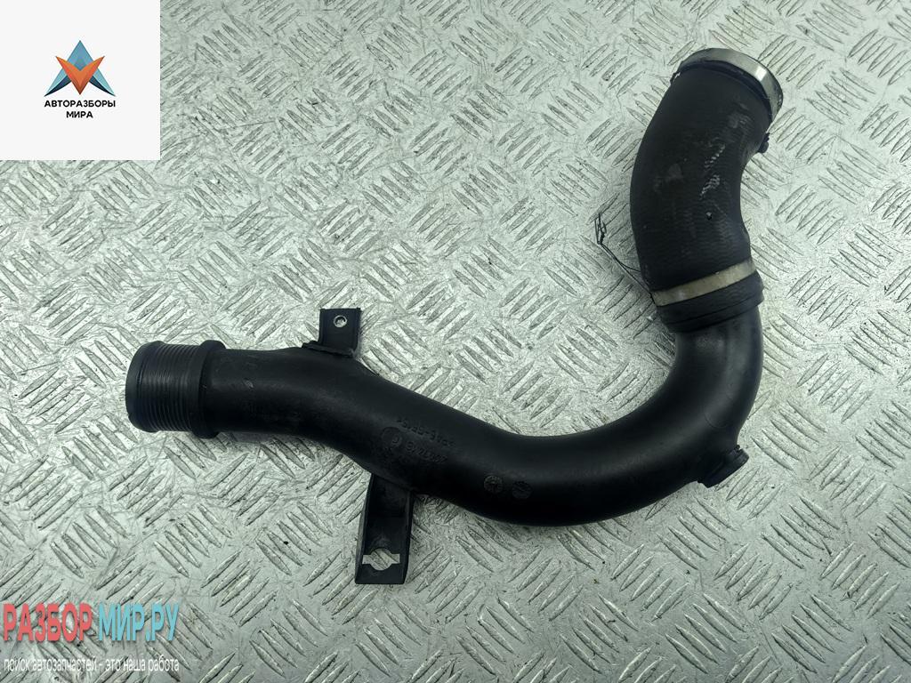 патрубок интеркулера Opel Insignia 1 поколение (A) 2011, 1.4 л., бензин, МКПП, белый, седан, 2007418 - фото №1