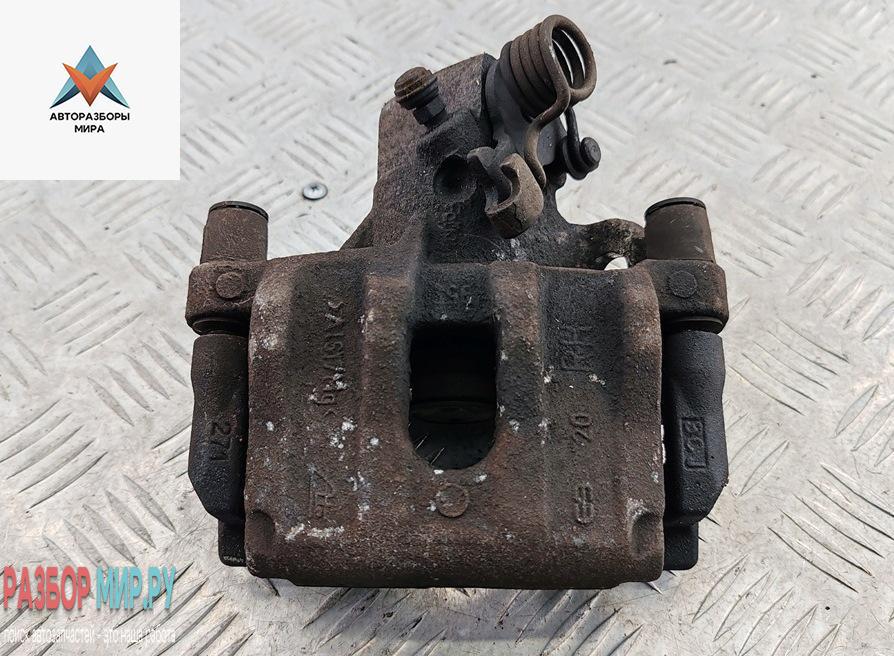 суппорт задний правый Ford Focus 3 поколение 2013, 1.0 л., бензин, МКПП, чёрный, хетчбэк 5 дв. - фото №1