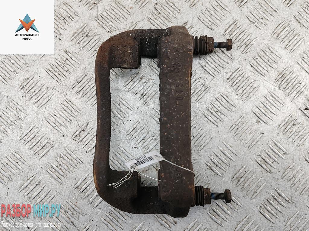 скоба суппорта Volkswagen Transporter T4 1997, 2.4 л., дизель, МКПП, белый, микроавтобус - фото №1