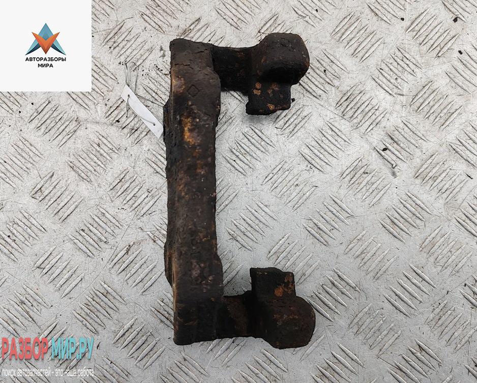 скоба суппорта Volkswagen Transporter T4 2000, 2.5 л., дизель, МКПП, белый, микроавтобус - фото №1