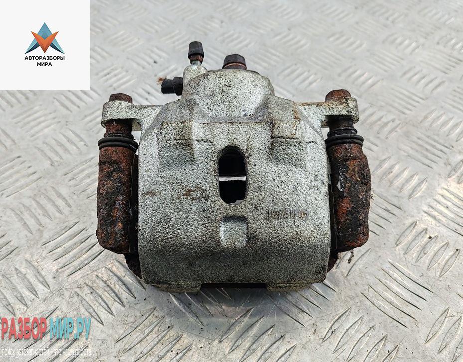 суппорт передний правый Toyota Yaris Verso 2001, 1.3 л., бензин, МКПП, серый, минивэн - фото №1