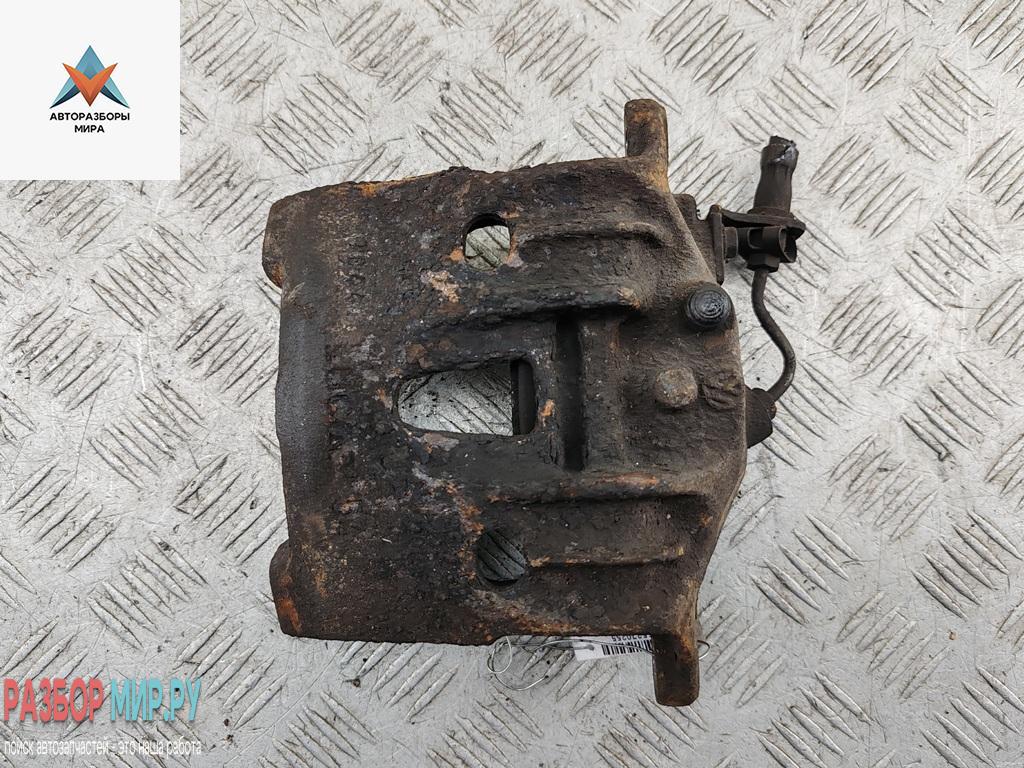 суппорт передний правый Volkswagen Transporter T4 1997, 2.4 л., дизель, МКПП, белый, микроавтобус - фото №1