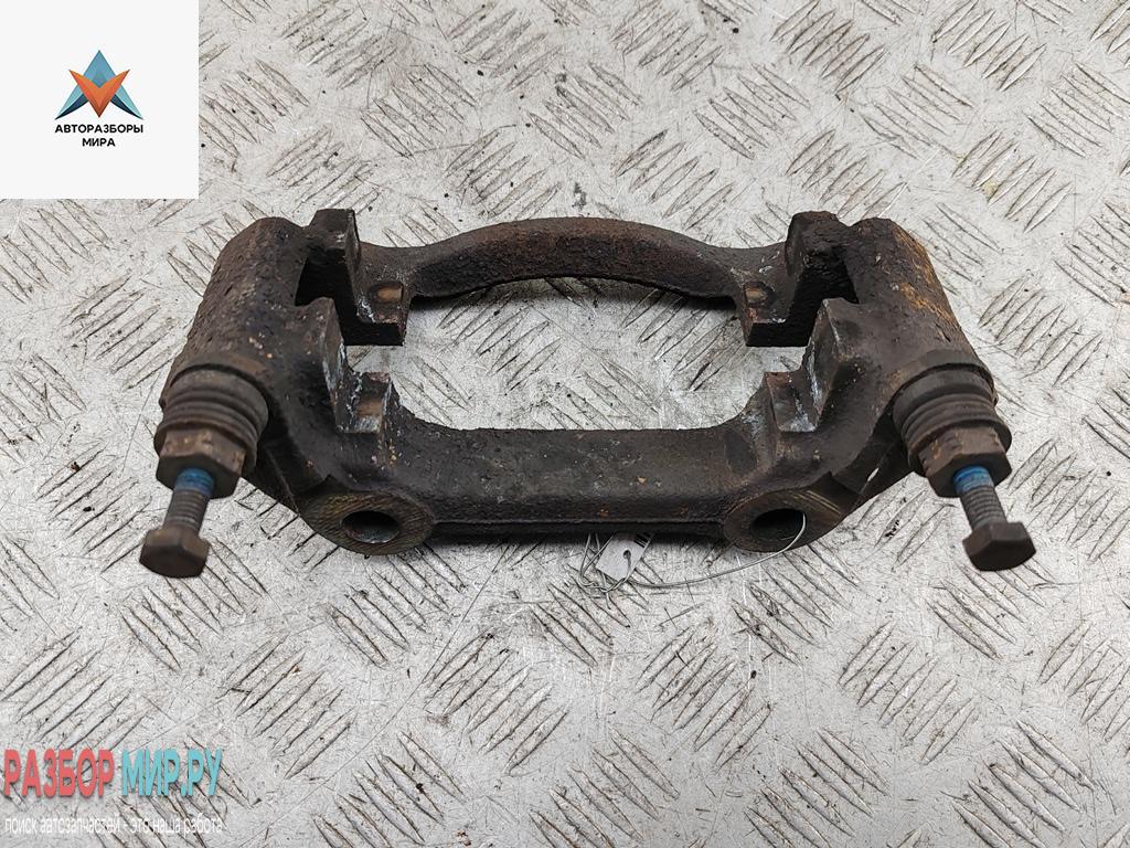 скоба суппорта Volkswagen Transporter T4 1997, 2.4 л., дизель, МКПП, белый, микроавтобус - фото №1