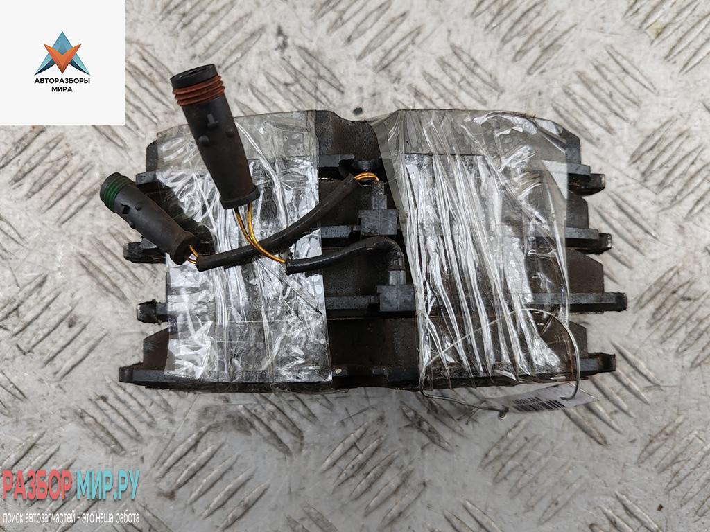 Колодки тормозные передние Volkswagen Crafter 1 поколение 2007, 2.5 л., дизель, МКПП, белый, микроавтобус - фото №1