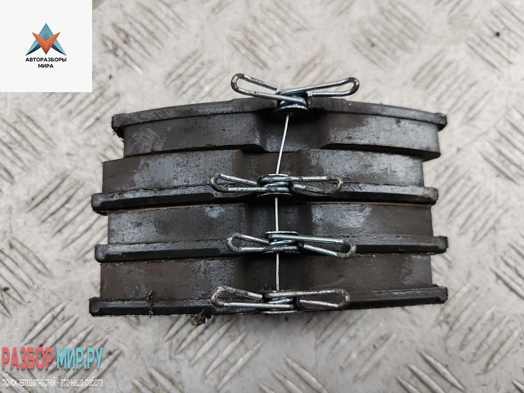 Колодки тормозные передние Volkswagen Transporter T4 1997, 2.4 л., дизель, МКПП, белый, микроавтобус - фото №1