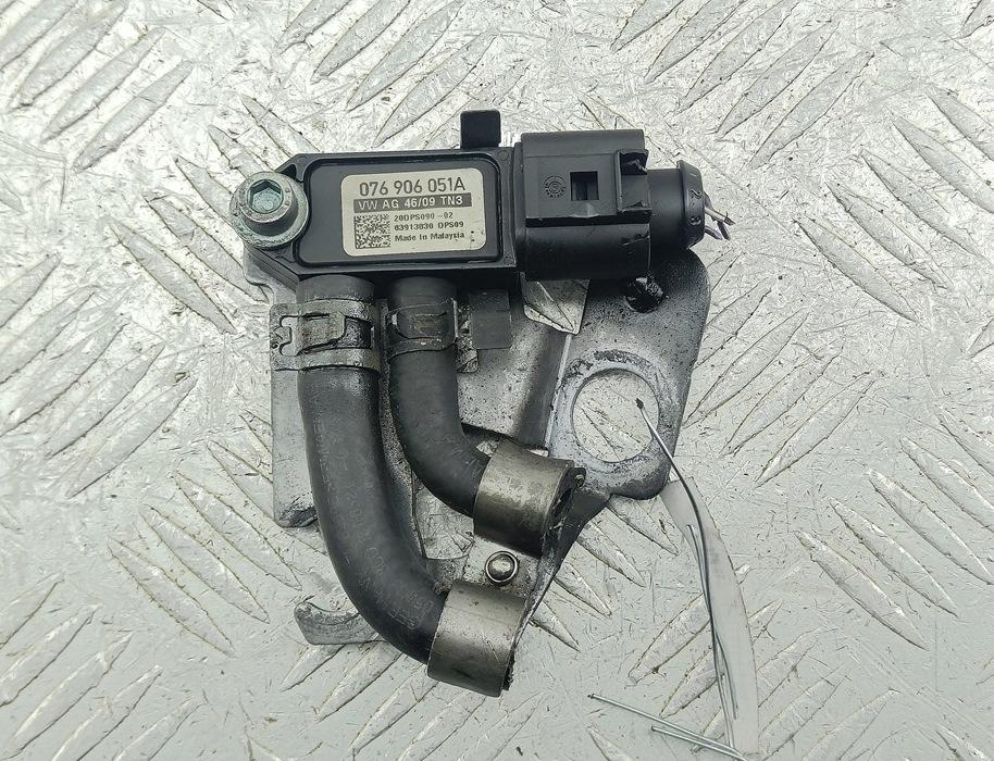датчик давления (температуры) выхлопных газов Volkswagen Passat B6 2005, 2.0 л., дизель, МКПП, серый, универсал, 076906051A - фото №1
