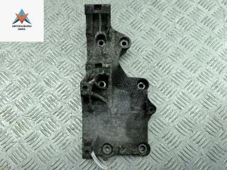 кронштейн генератора Volkswagen Touran 1 поколение 2004, 1.9 л., дизель, МКПП, синий, минивэн, 03G903143A