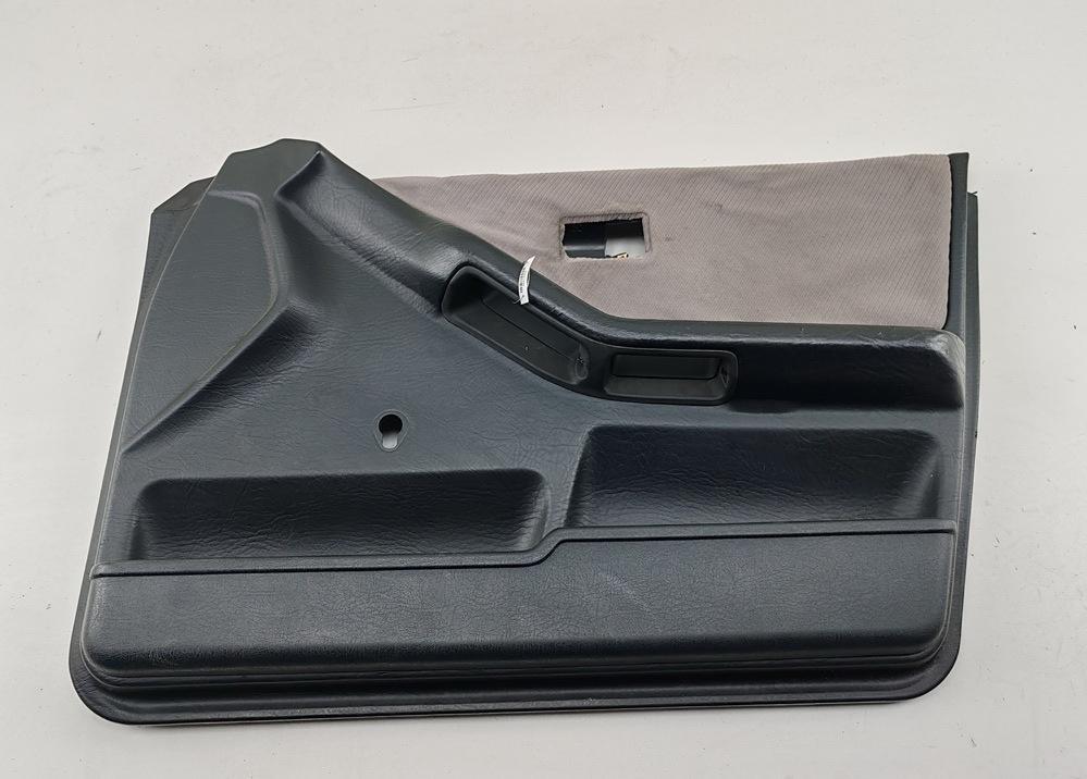 обшивка двери передняя правая Audi 80 B4 1992, 2.0 л., бензин, МКПП, красный, седан, 893876106B