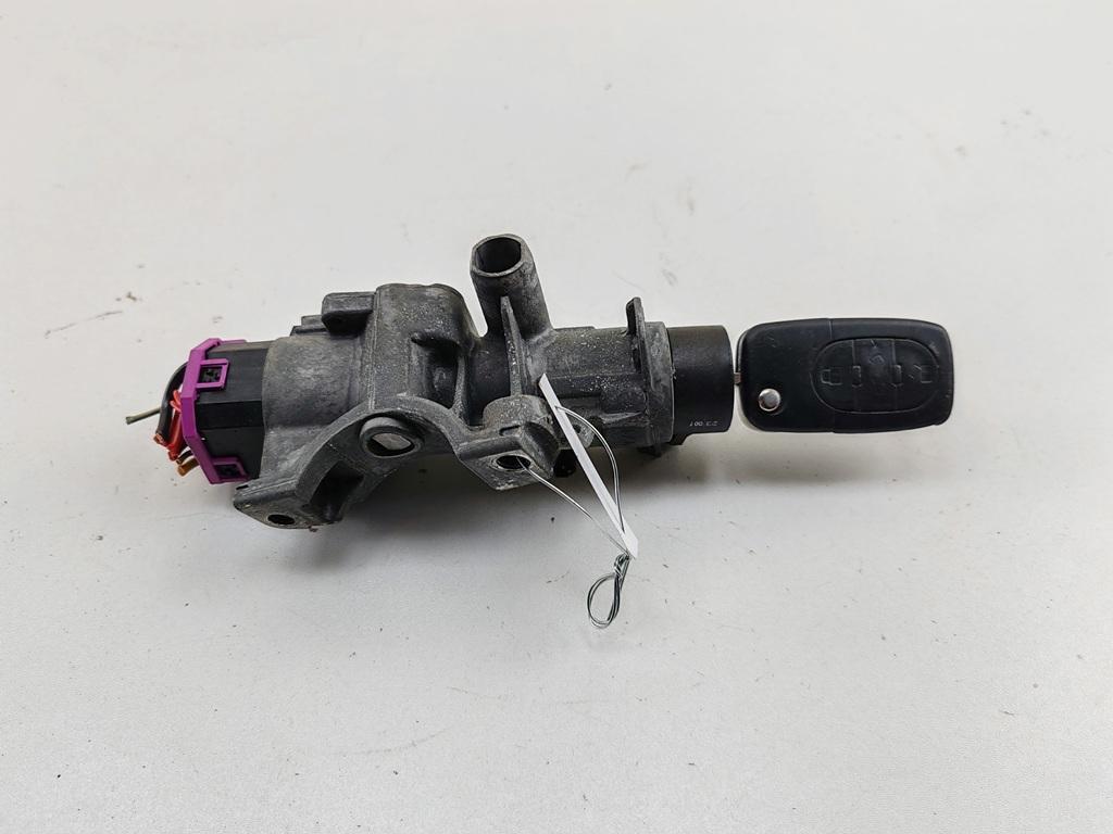 замок зажигания Audi A6 4B/C5 2000, 2.8 л., бензин, АКПП, серый, седан, 4B0905851B - фото №1