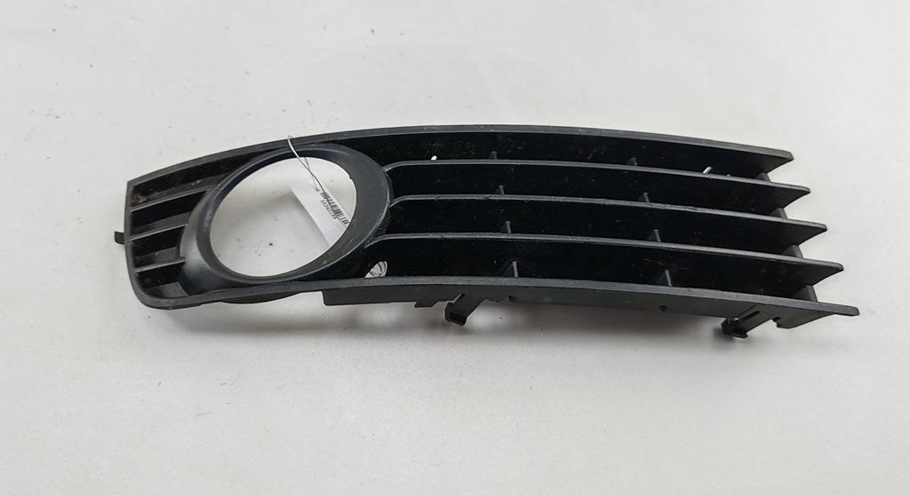 рамка фары противотуманной правой Audi A4 B6 2003, 2.0 л., бензин, МКПП, серый, седан, 8E0807682A - фото №1