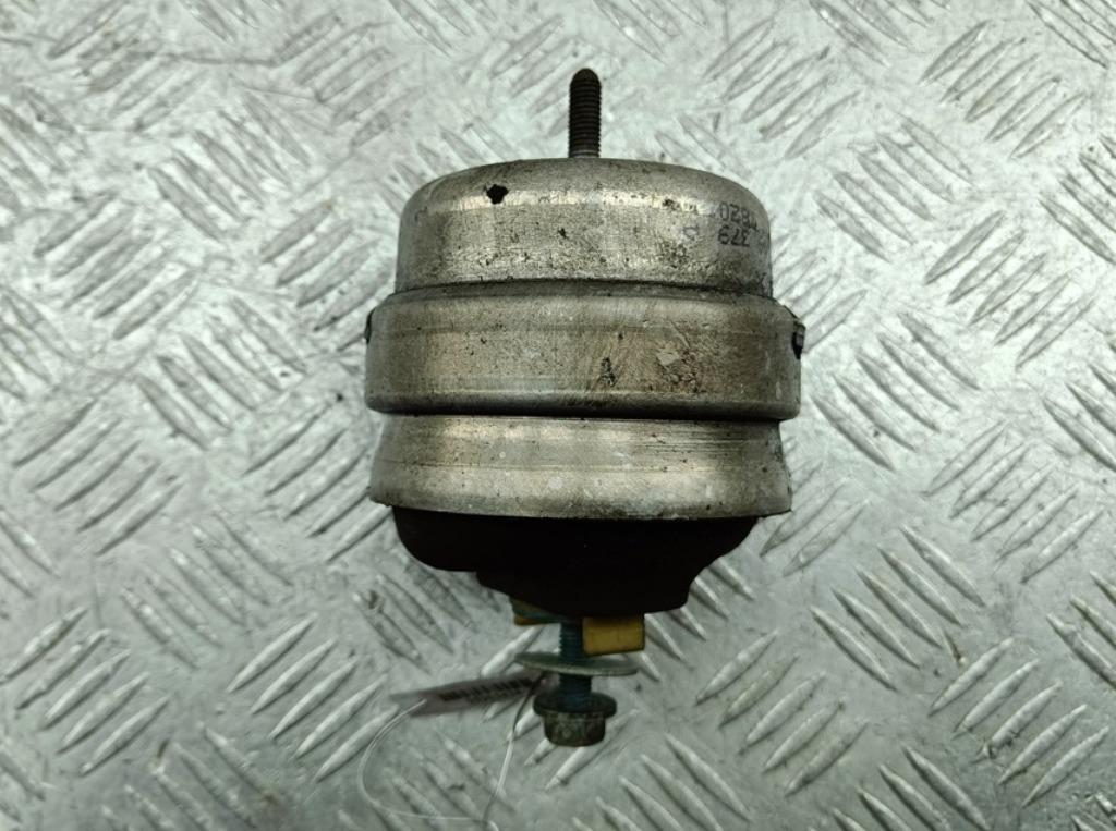 подушка крепления двигателя Audi A4 B6 2001, 2.0 л., бензин, МКПП, серый, универсал, 8E0199379A