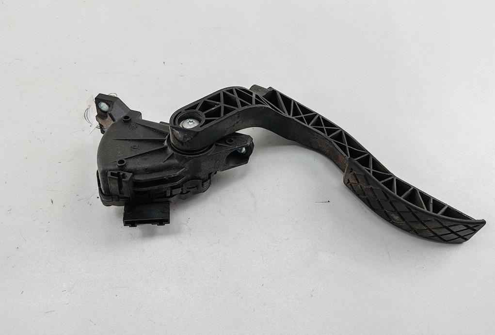 педаль Audi A4 B6 2003, 2.0 л., бензин, МКПП, серый, седан, 8E1721523A
