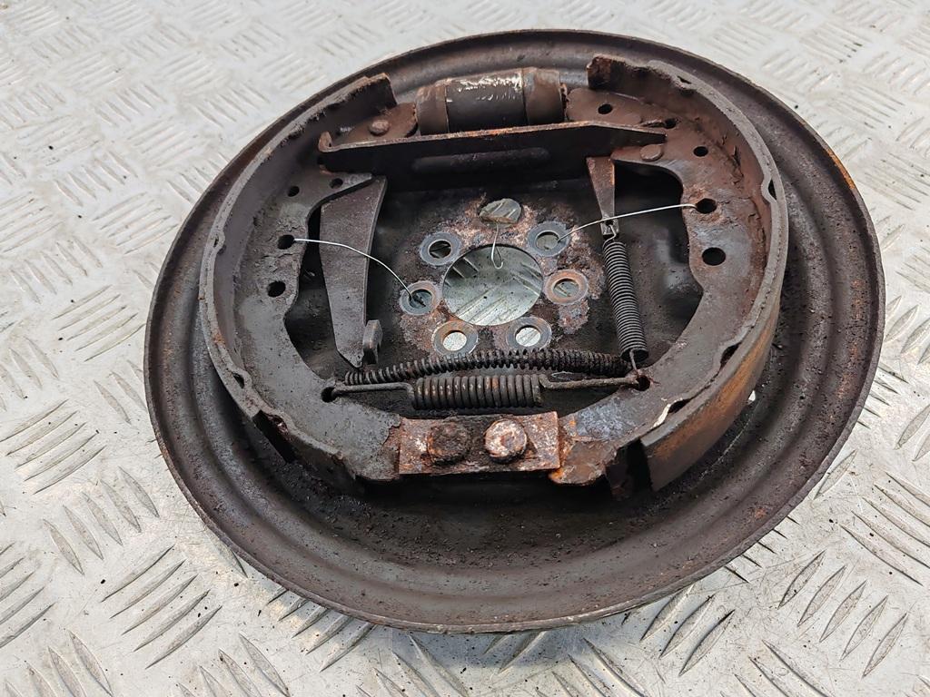 защитный кожух тормозного механизма Volkswagen Passat B4 1995, 1.8 л., бензин, МКПП, синий, универсал - фото №1