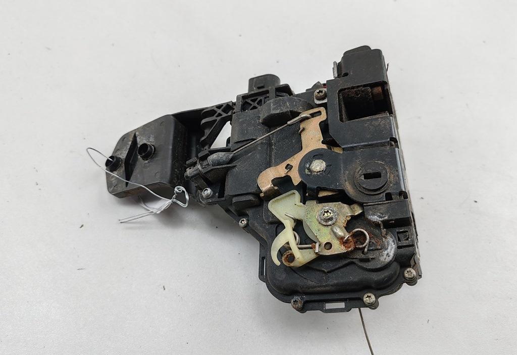 замок двери задней левой Volkswagen Passat B5+ (GP) 2001, 1.9 л., дизель, МКПП, синий, универсал, 3B4839015