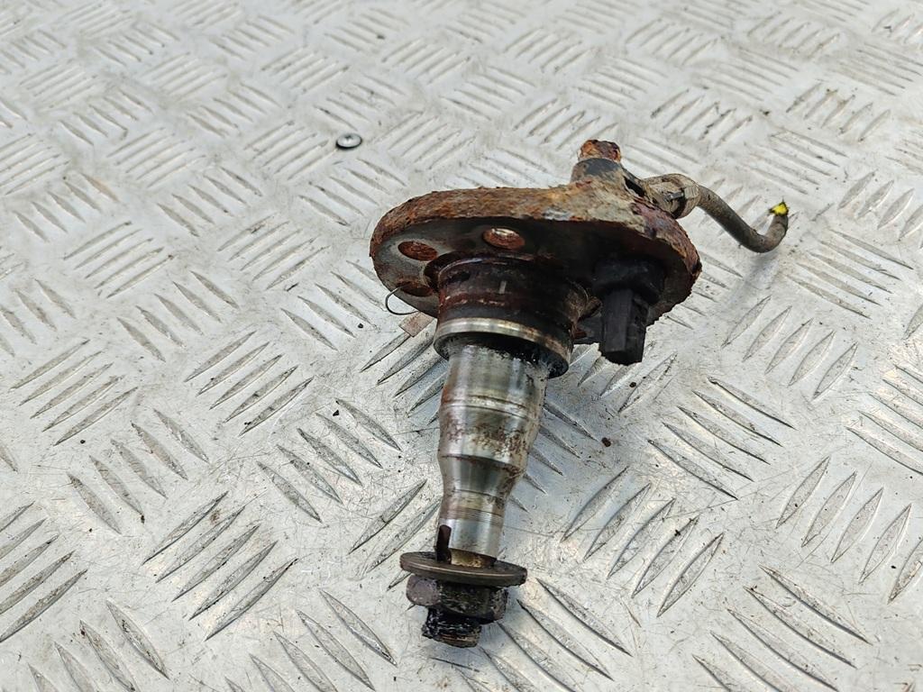 Цапфа задняя (ось ступицы) Volkswagen Passat B4 1995, 1.8 л., бензин, МКПП, синий, универсал - фото №1