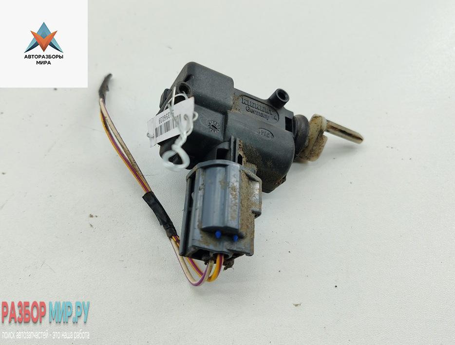 замок лючка топливного бака Ford Focus 2 поколение 2006, 1.6 л., i, бензин, МКПП, красный, хетчбэк 5 дв. - фото №1