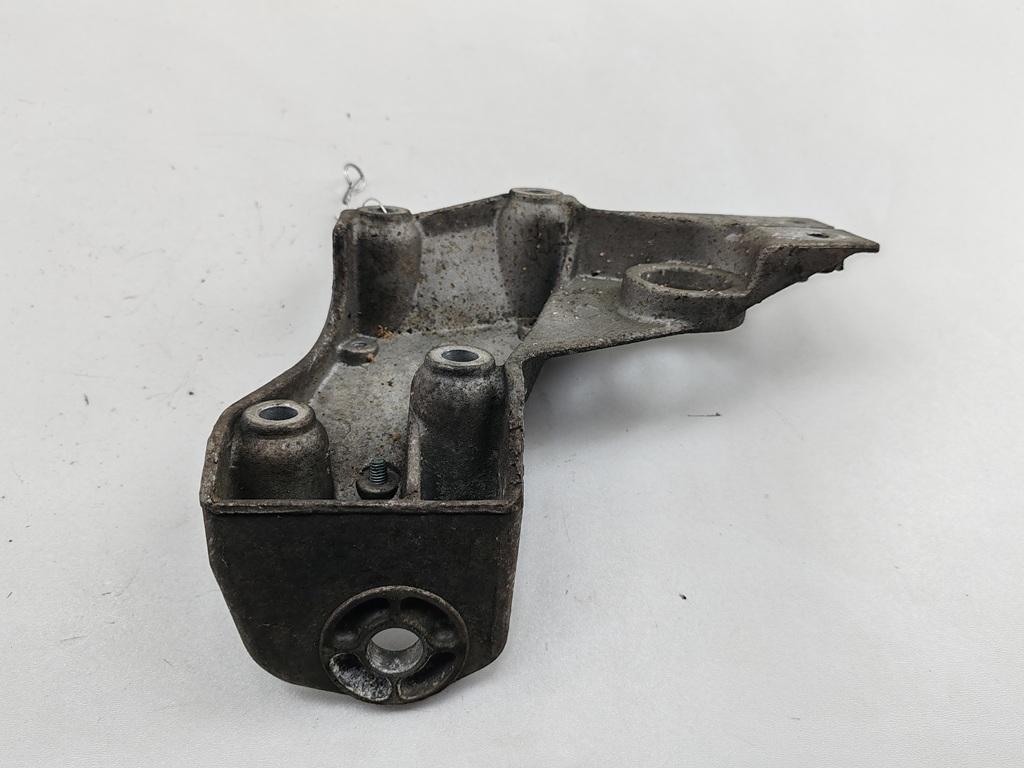 кронштейн КПП Audi A4 B5 2000, 1.8 л., бензин, АКПП, жёлтый, седан, 8D0399108E
