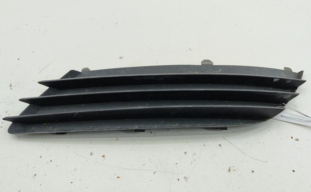 заглушка (решетка) в бампер Opel Astra H 2006, 1.6 л., бензин, МКПП, бежевый, хетчбэк 5 дв., 13117250