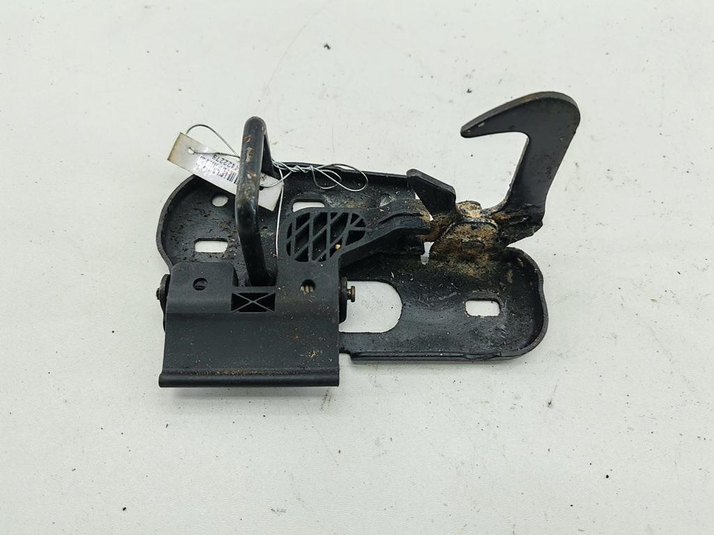 ответная часть (скоба) замка двери Volkswagen Passat B6 2007, 2.0 л., дизель, МКПП, чёрный, универсал, 3C0823480 - фото №1