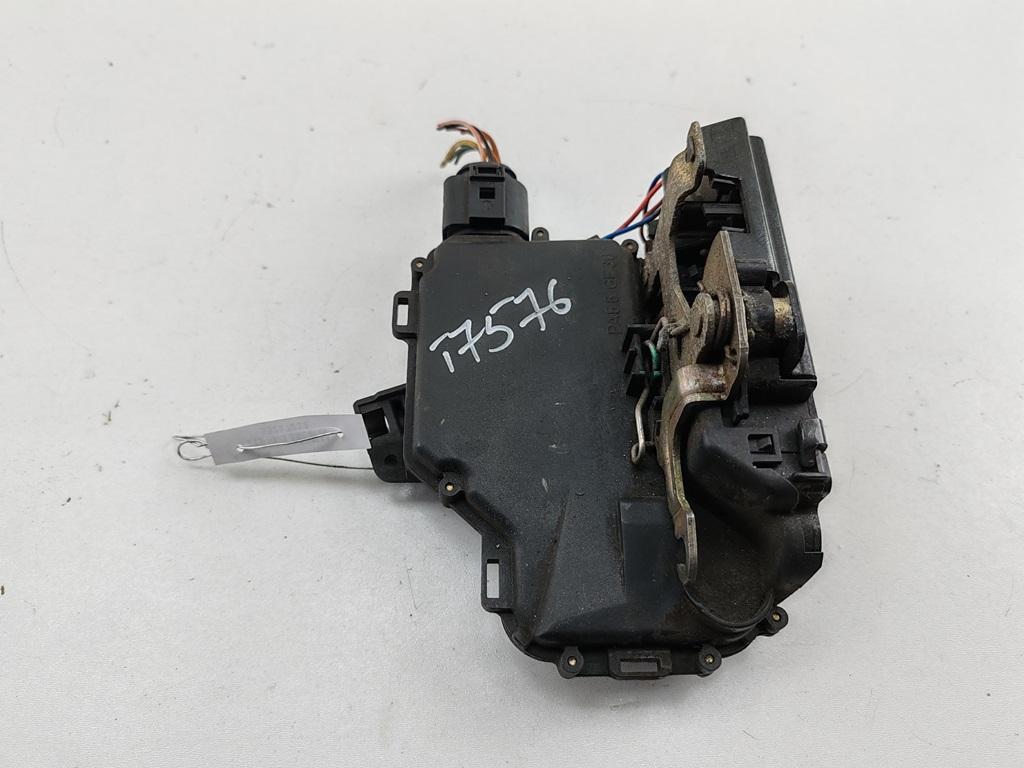 замок двери передней правой Skoda Octavia mk1 (A4 1U) 2000, 1.9 л., дизель, МКПП, серый, хетчбэк 5 дв. - фото №1