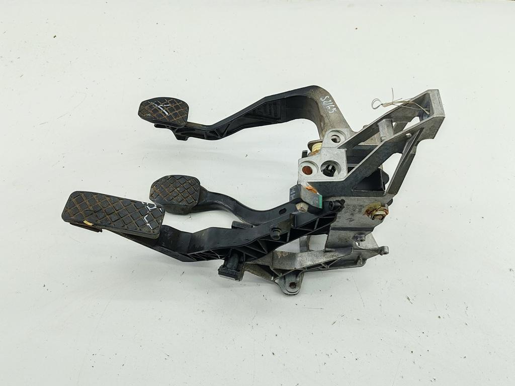 узел педальный (блок педалей) Volkswagen Passat B5 1998, 1.8 л., бензин, МКПП, красный, универсал, 8D1721117D